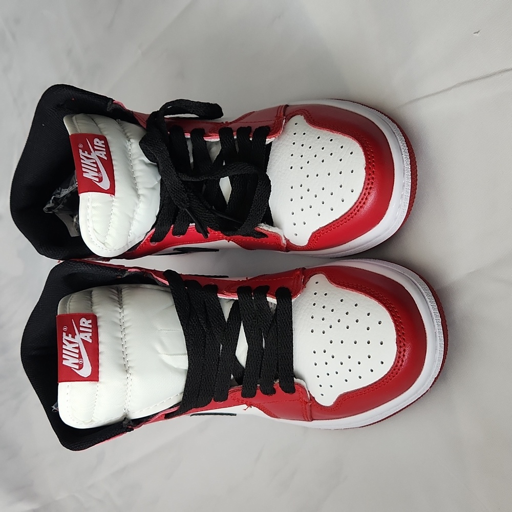  Air Jordan 1 Retro Chicago sneakers